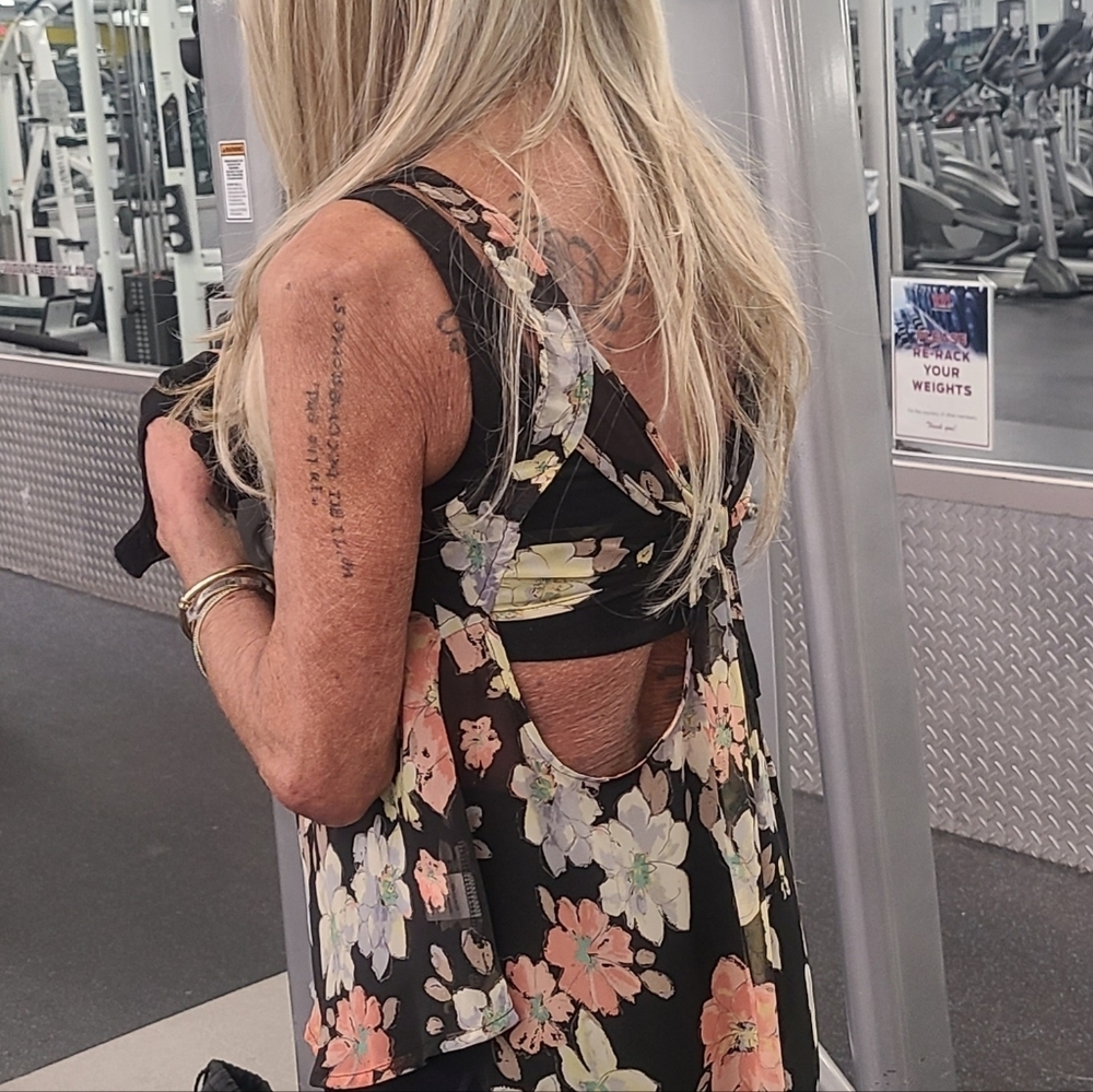 HP🔥🔥🔥Beautiful Spring Summer Floral Top sz S - Picture 3 of 15